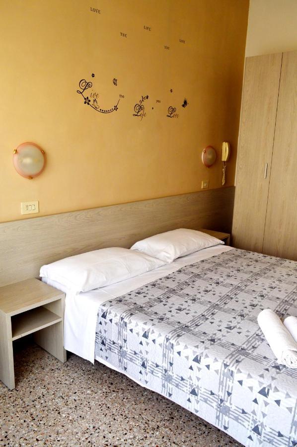 Hotel Cirene Римини Экстерьер фото