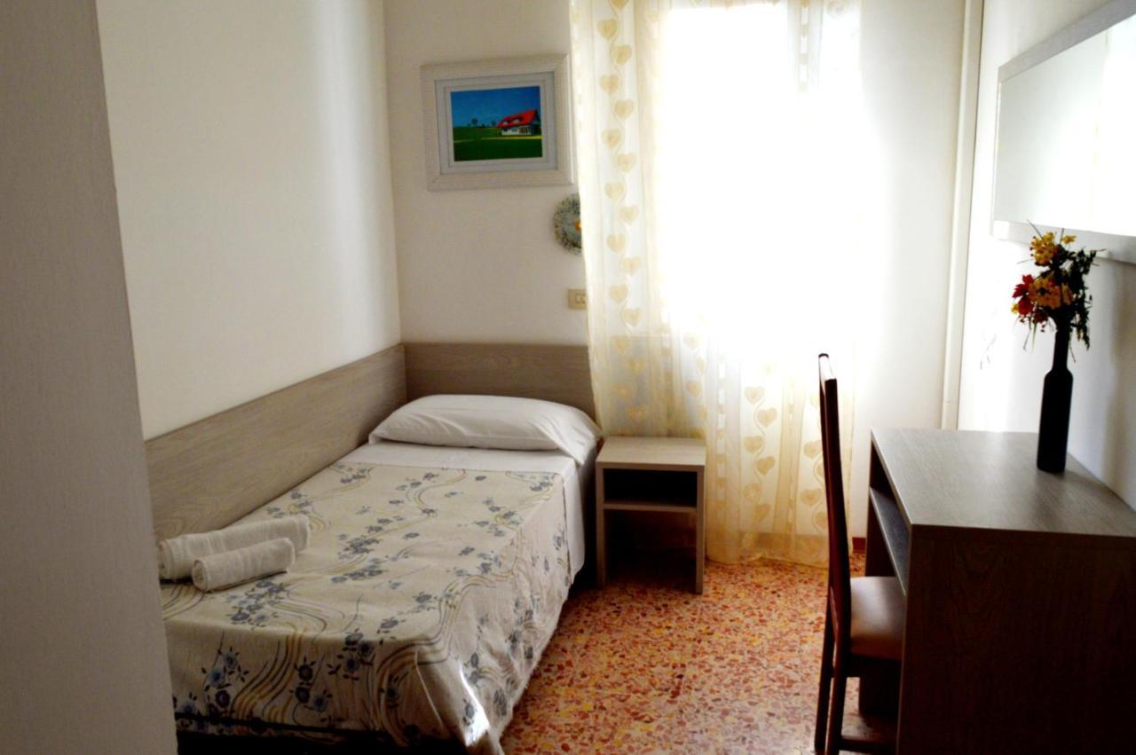 Hotel Cirene Римини Экстерьер фото