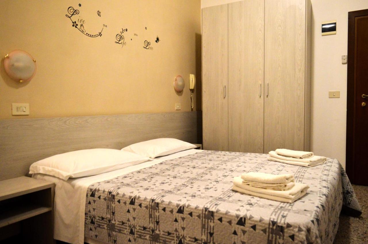 Hotel Cirene Римини Экстерьер фото