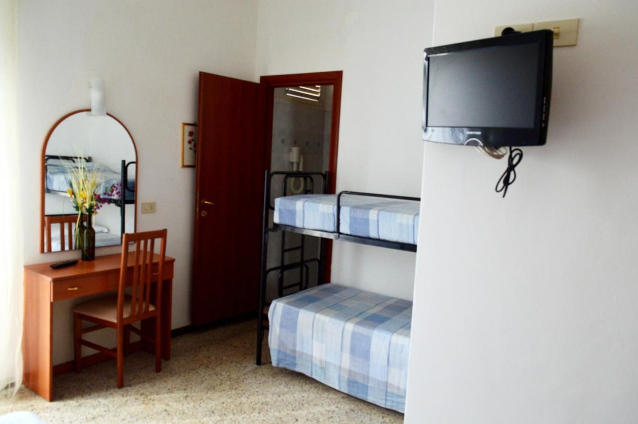 Hotel Cirene Римини Экстерьер фото