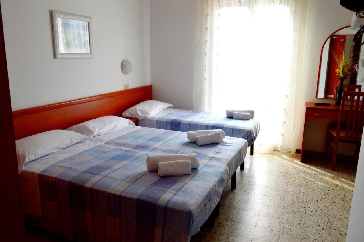 Hotel Cirene Римини Экстерьер фото
