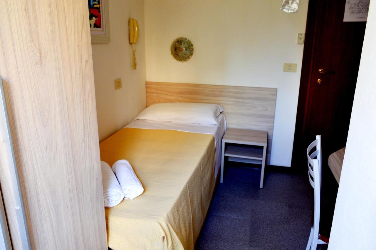 Hotel Cirene Римини Экстерьер фото