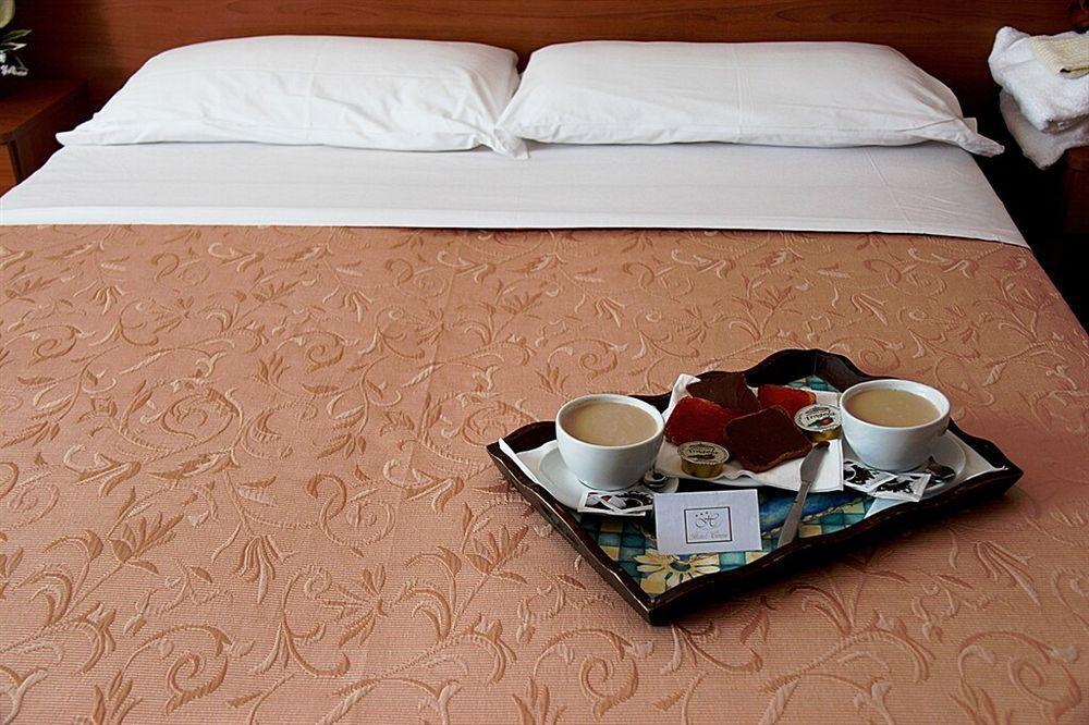 Hotel Cirene Римини Экстерьер фото
