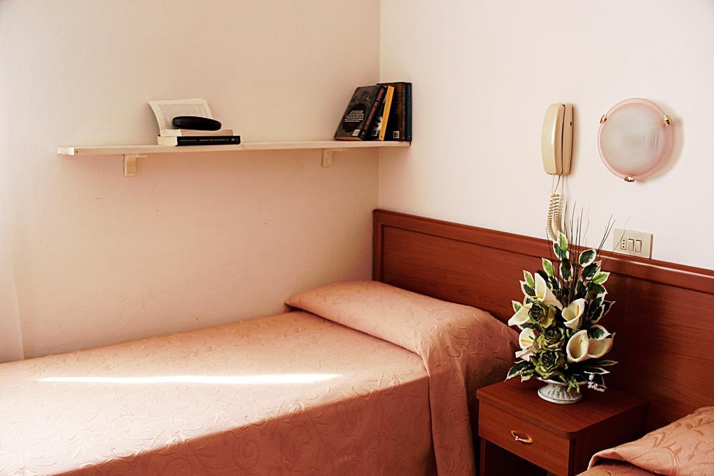 Hotel Cirene Римини Номер фото