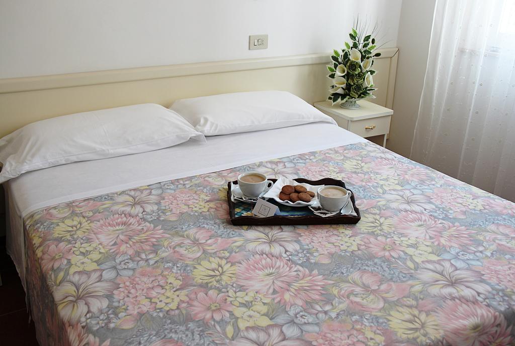 Hotel Cirene Римини Номер фото